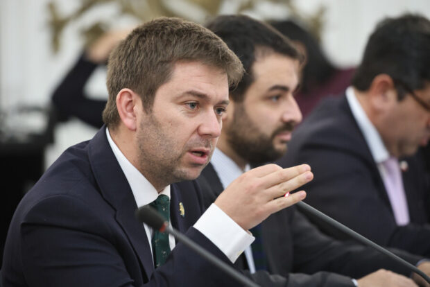 Diputado de la UDI, Jaime Coloma, participa en la Comisión de Hacienda. Foto Aton.