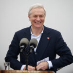 Megarreforma tributaria: Presidente Kast defiende rebaja de impuesto corporativo y envía guiño al mundo privado desde Renca El Presidente de la Republica, Jose Antonio Kast, participa en reforestacion del cerro Colorado, de la comuna de Renca. Foto: Aton Chile