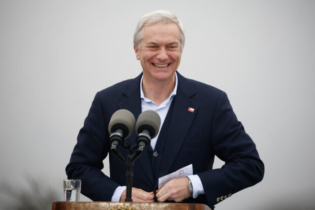 El Presidente de la Republica, Jose Antonio Kast, participa en reforestacion del cerro Colorado, de la comuna de Renca. Foto: Aton Chile