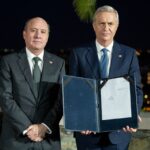 El presidente José Antonio Kast y el ministro de Hacienda Jorge Quiroz firman. Foto: Presidencia.