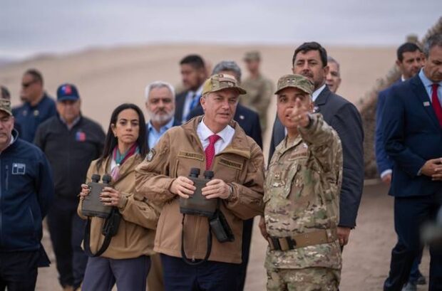 Presidente José Antonio Kast junto a autoridades del Ejército y el Congreso Nacional en la frontera norte.