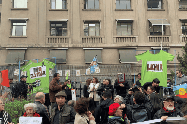 Agrupaciones y ciudadanos portan carteles con rostros de víctimas y un lienzo principal durante la manifestación por los Derechos Humanos.