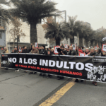 Multitudinaria marcha de Derechos Humanos advierte a Kast, rechaza indultos y exige la continuidad del Plan de Búsqueda Agrupaciones y ciudadanos portan carteles con rostros de víctimas y un lienzo principal durante la manifestación por los Derechos Humanos.