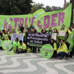 Manifestación de trabajadores de la salud de Fedeprus Metropolitana con chaquetas verdes, sosteniendo un lienzo que dice "No al Recorte de Presupuesto en Salud".