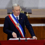 A casi 90 días de Kast: centros de pensamiento progresista cuestionan incumplimiento de compromisos y planes sin avances José Antonio Kast entrega discurso vistiendo la banda presidencial desde un podio.