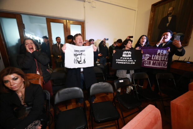 La Comisión de Evaluación Ambiental, Coeva, del Bio Bio, vota el proyecto minero de tierras raras, de la empresa Aclara, que se instalaría en los cerros de las comunas de Penco y Lirquen; en la zona costera norte de Concepción.Carlos Acuna/Aton Chile.