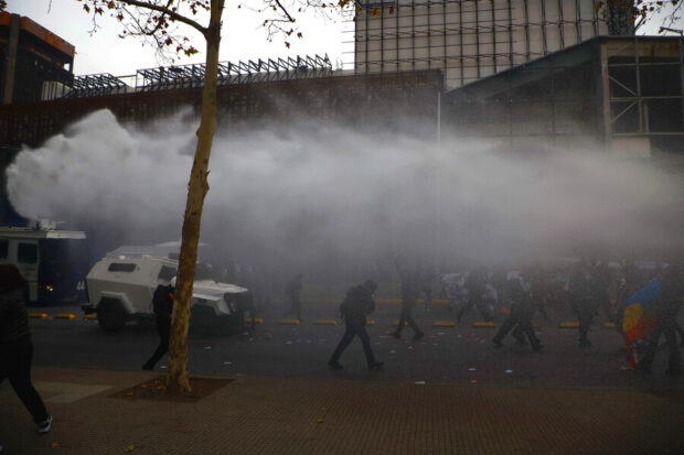 Carro lanza aguas y lanza gases dispersa movilización estudiantil.