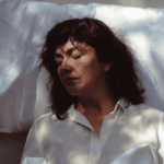“Una especie de Alaska” del dramaturgo británico Harold Pinter llega al Teatro Ictus con un potente elenco Tamara Acosta duerme en una almohada blanca.