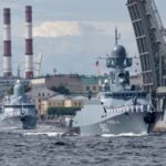 Rusia ha confirmado que el Ejército ucraniano ha lanzado un ataque masivo con drones contra la flota báltica de la Marina rusa en la isla de Kotlin, en las inmediaciones de San Petersburgo, que ha dejado por el momento cuatro heridos leves y llevado a las autoridades a declarar una orden de evacuación. Foto Europa Press